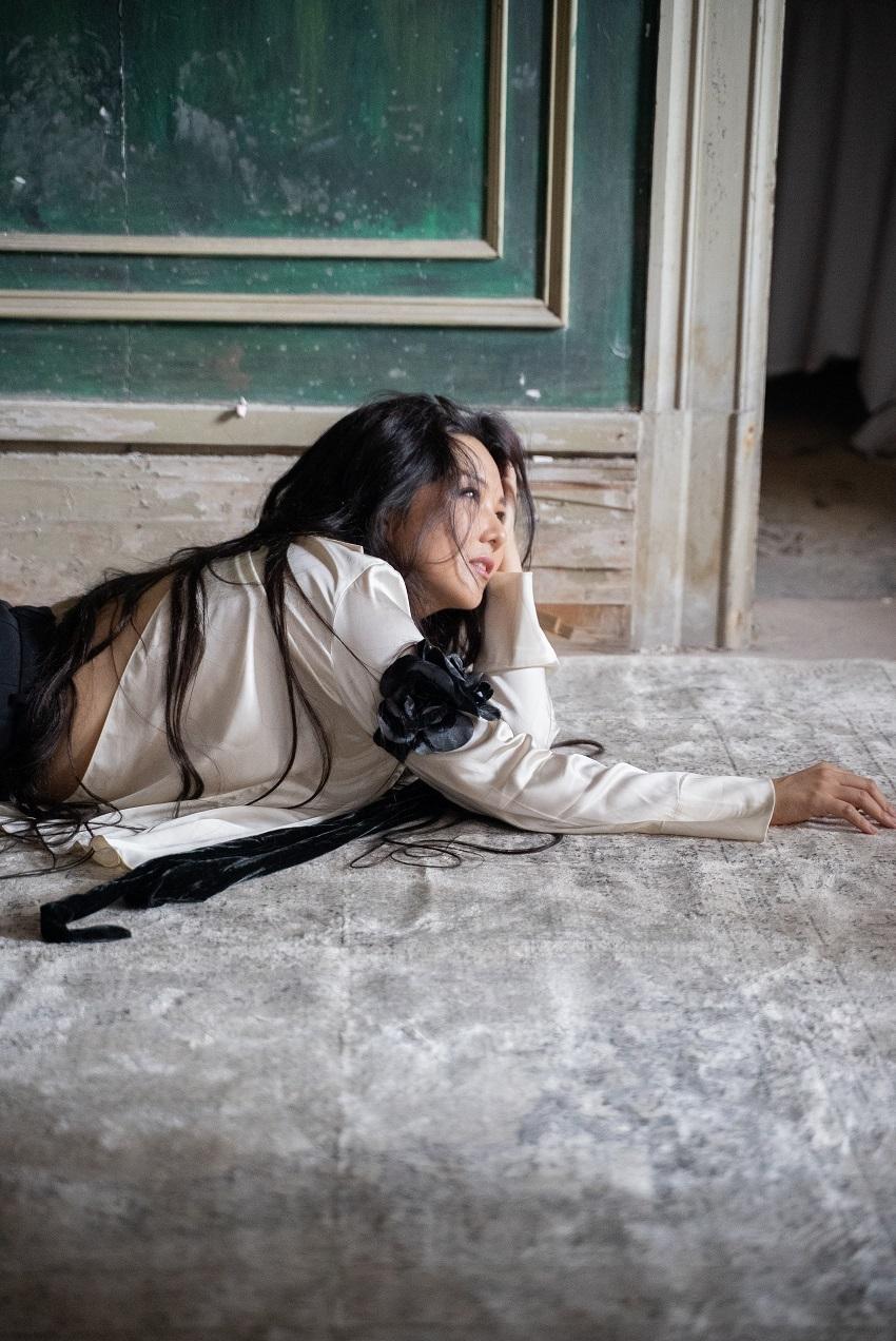 Janice罕有地以性感形象示人。