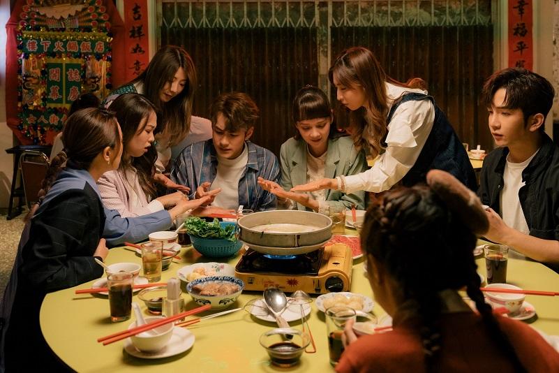 《百萬同居計劃》圍繞一班沒血緣關係的人,入住豪宅的相處故事。(劇照)