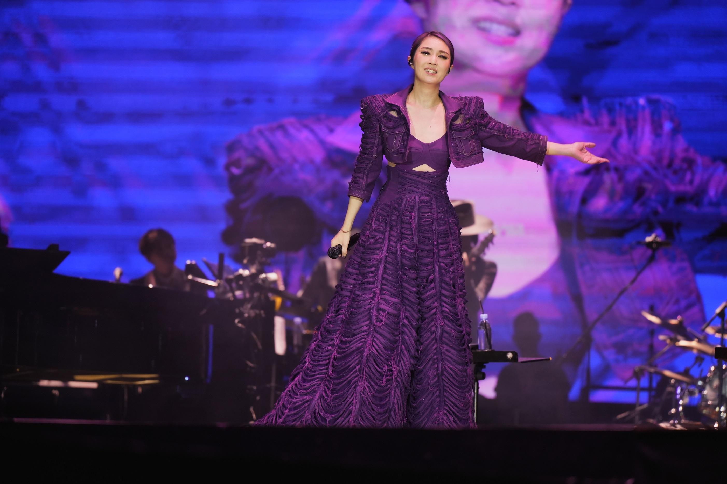 千嬅唱《一二三,三二一》時多次哽咽。