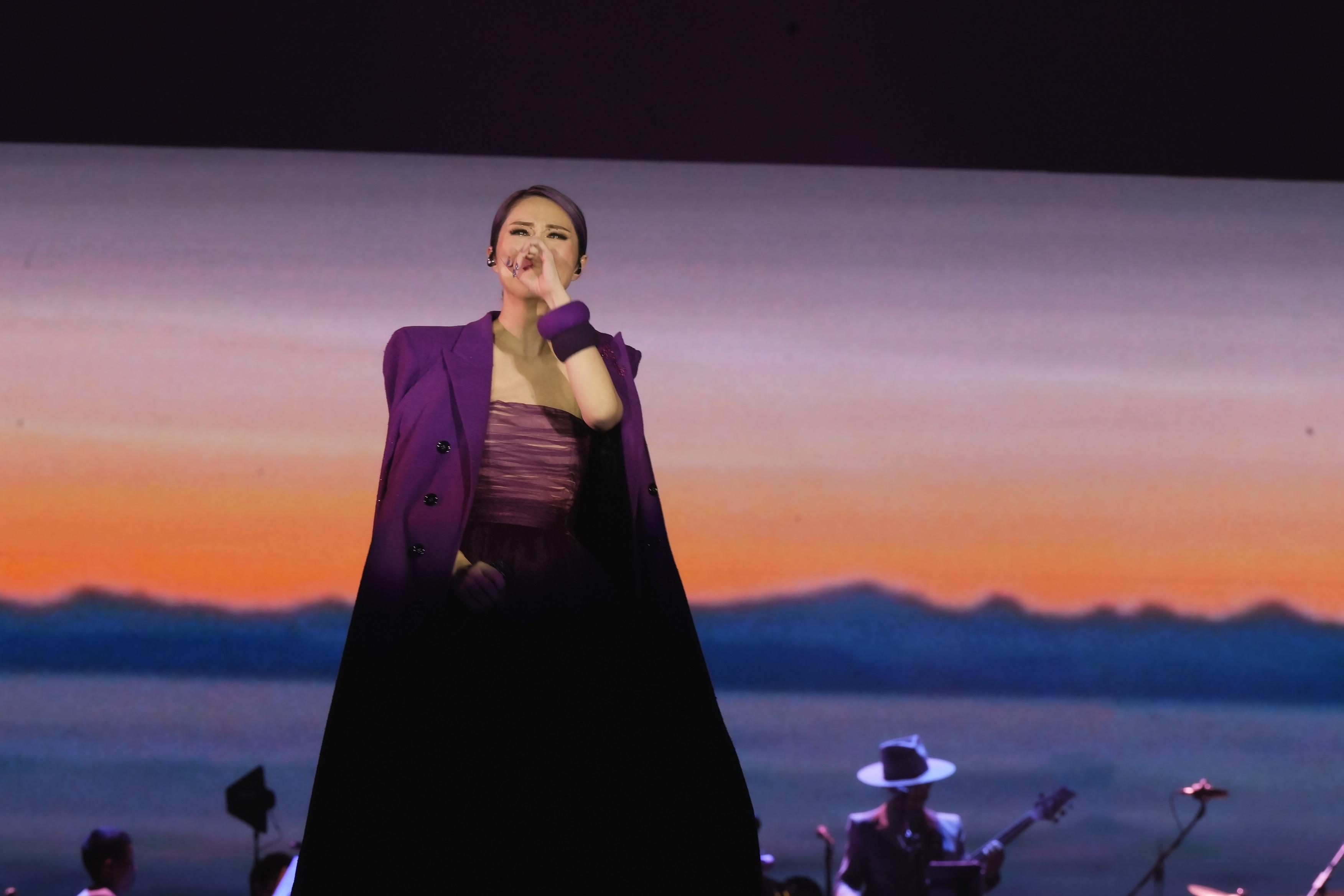 千嬅唱《一二三,三二一》時多次哽咽。