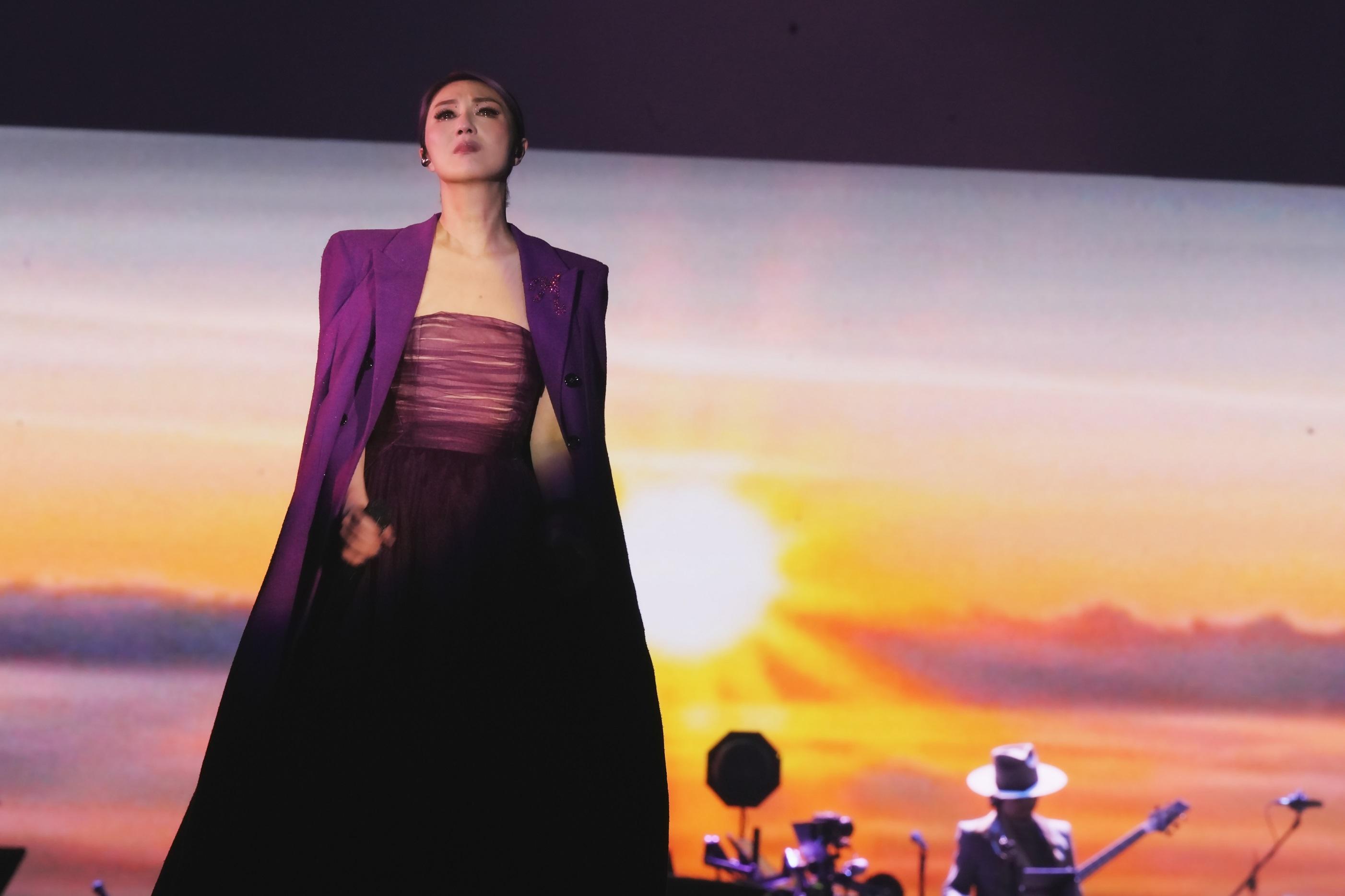 千嬅唱《一二三,三二一》時多次哽咽。