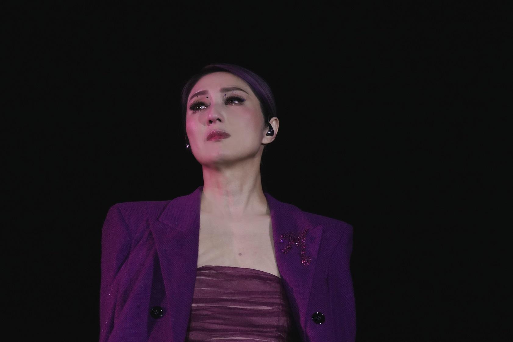 千嬅唱《一二三,三二一》時多次哽咽。