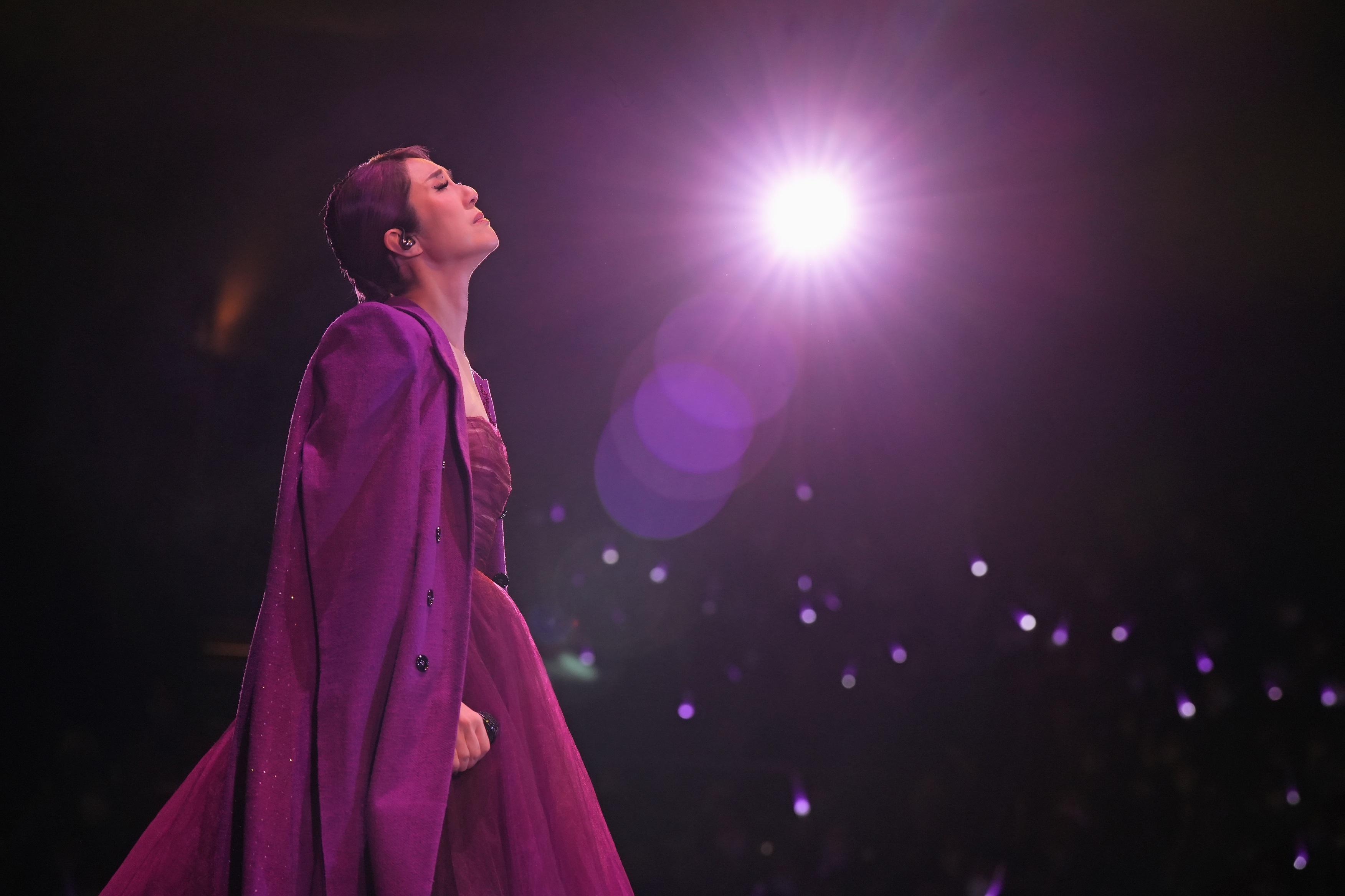 千嬅唱《一二三,三二一》時多次哽咽。