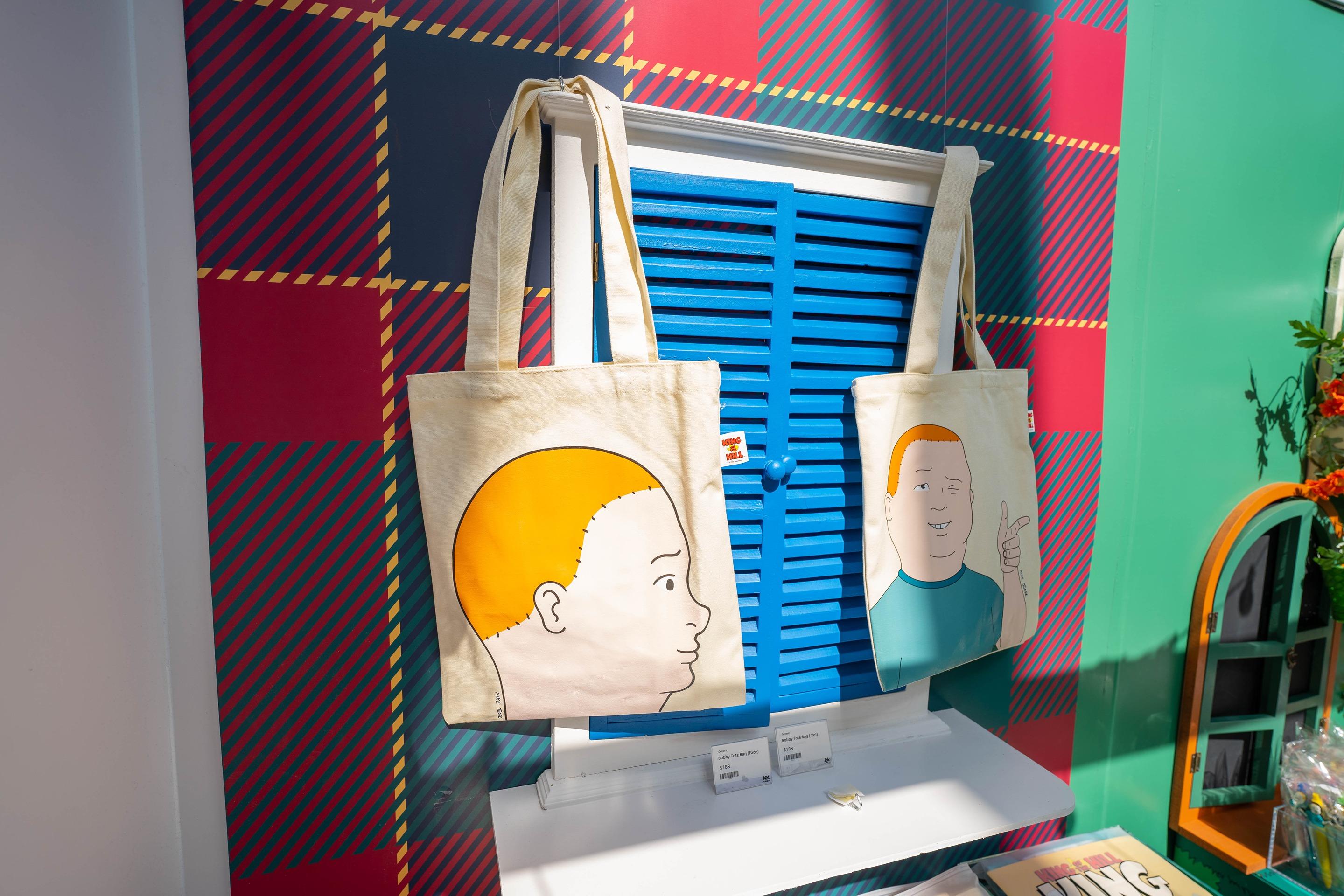 Bobby Hill 造型布袋:新推出的兩款全新Bobby造型布袋,有側面和單眼精靈樣兩款。$188