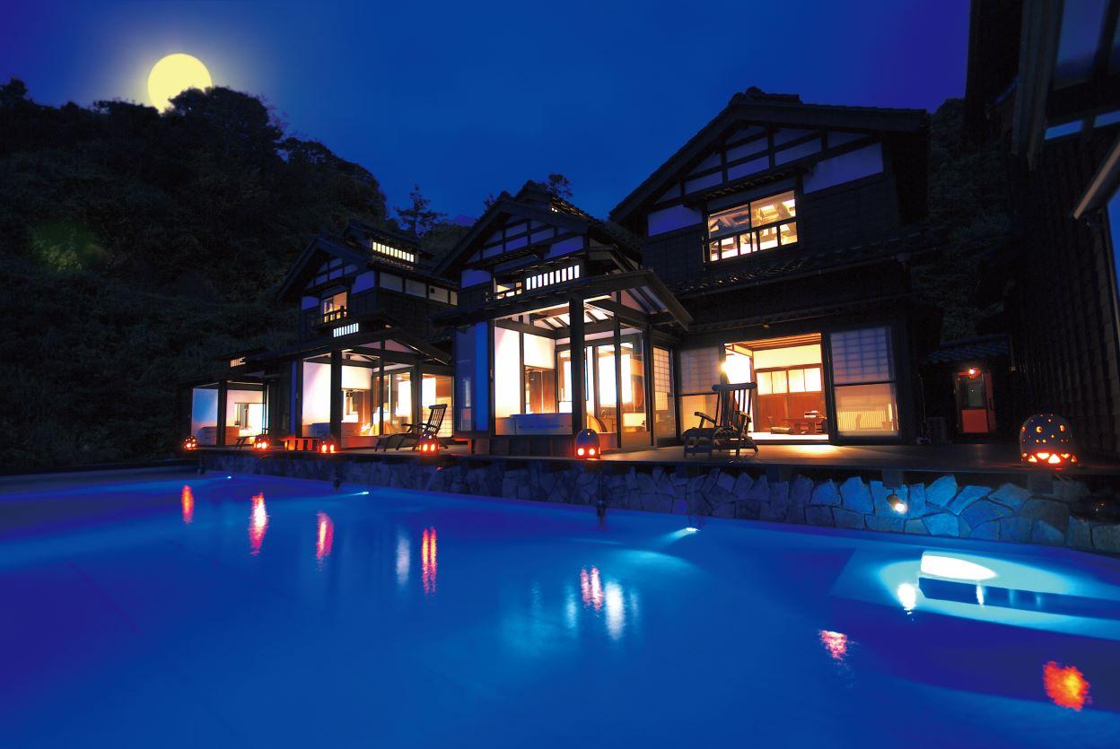 除了客房,館內的包租溫泉同樣能夠眺望日本海