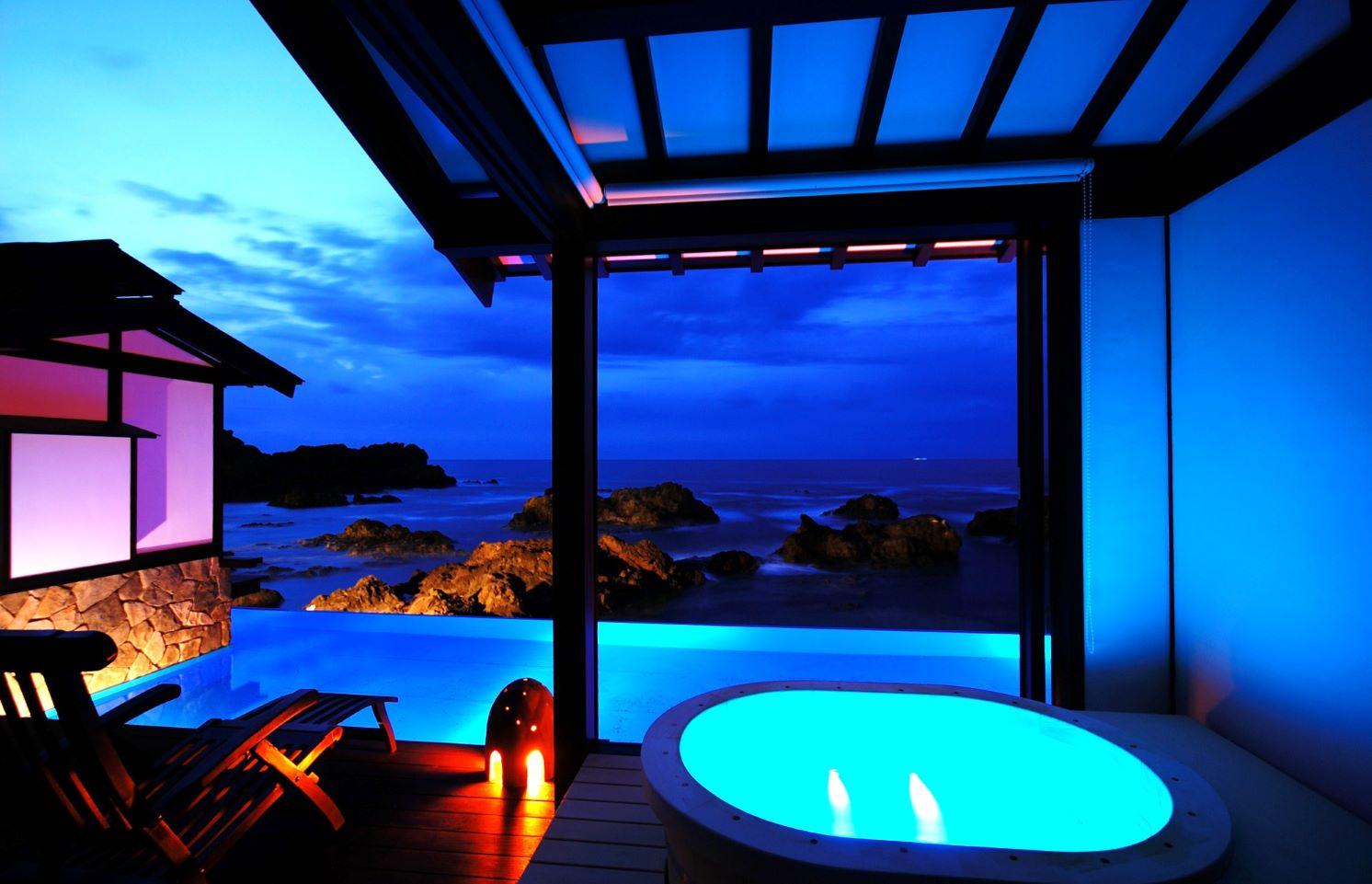 每間客房均設有大片落地玻璃窗,將一望無際的湛藍海景融入房內,讓人禁不住陶醉在海潮之聲當中,身心皆得以放鬆。