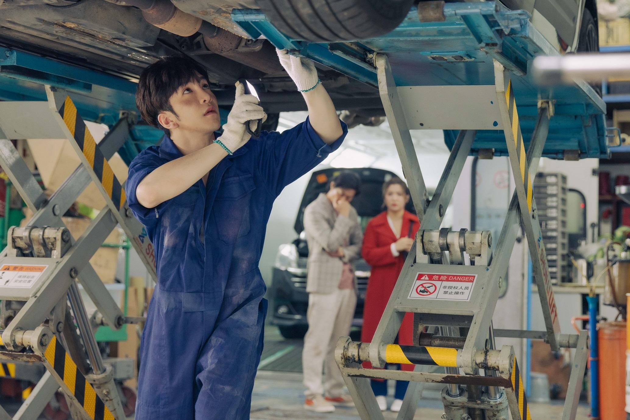 Anson Lo在劇中演事搬運修理送貨等勞動工作的斜槓族(Slasher)。