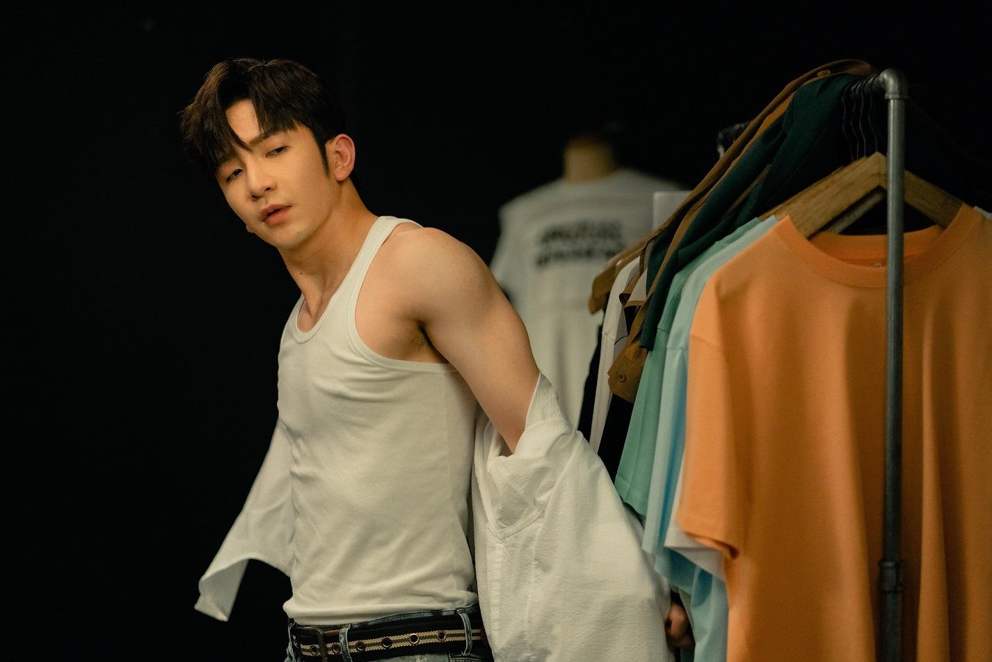 Anson Lo演的燈仔被睇中擔任時裝模特兒。(《百萬同居計劃》劇照)