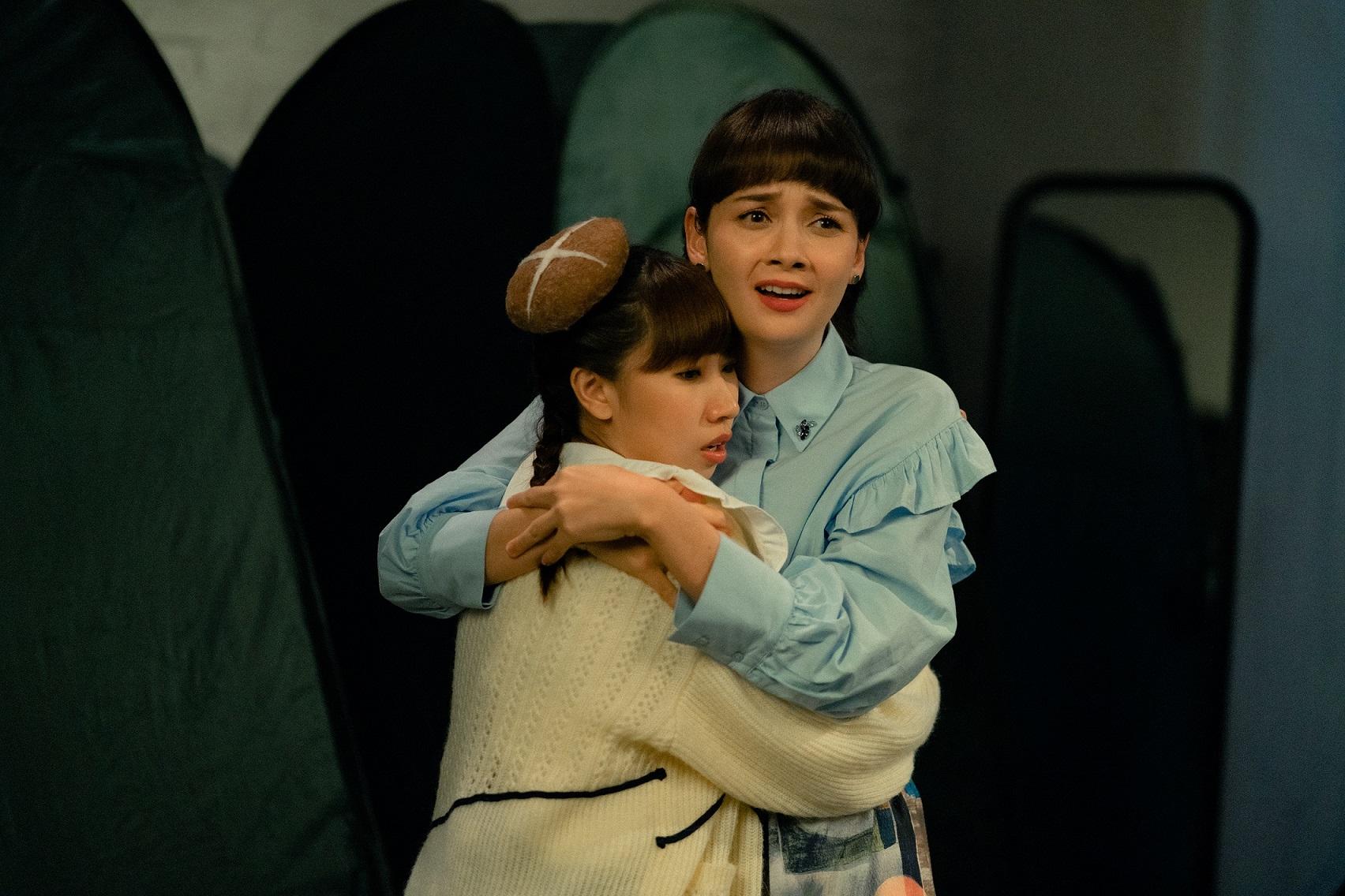 咖喱哥 (陳子豐 飾) 偷偷入住大宅,眾人以為撞鬼。(《百萬同居計劃》劇照)