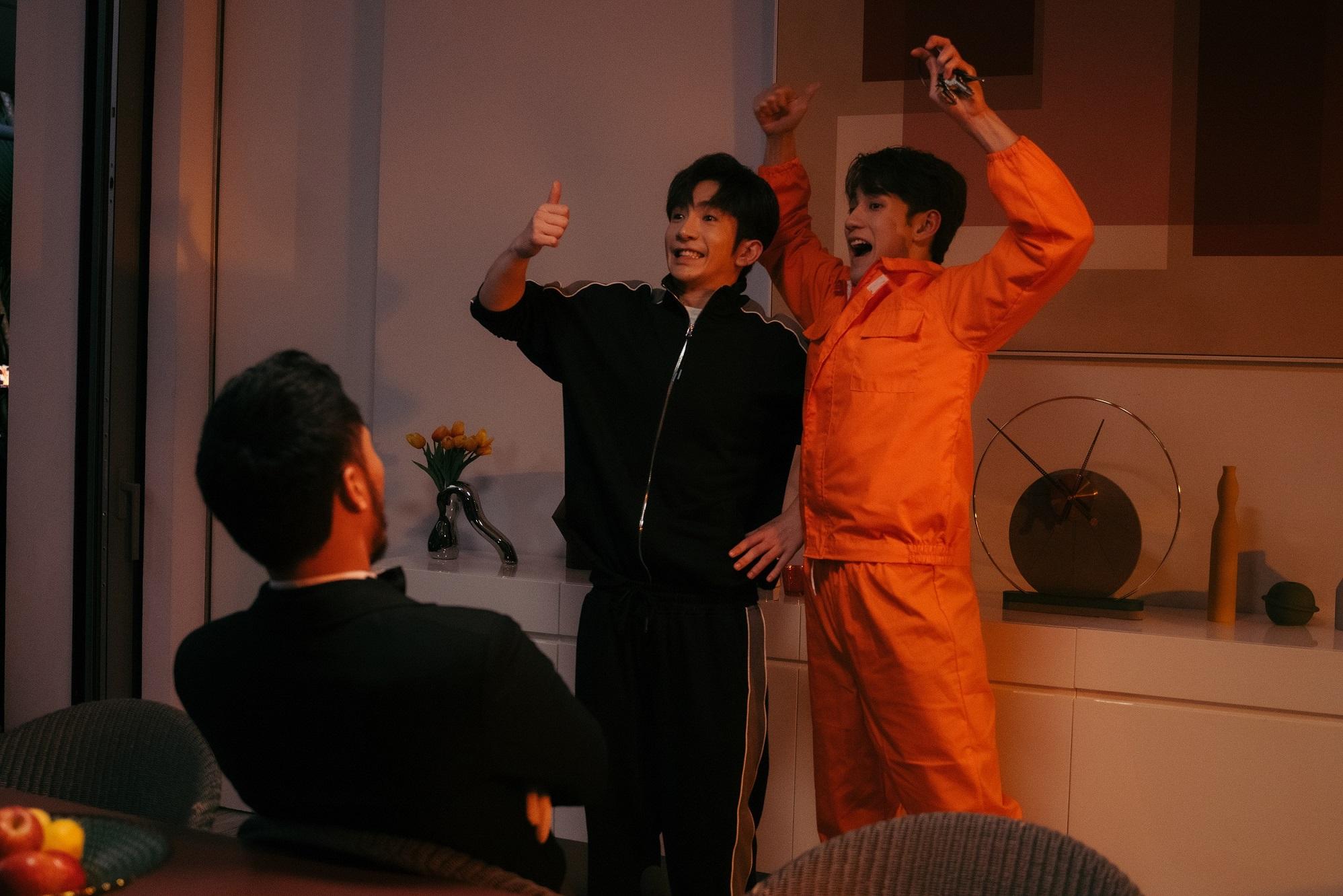 咖喱哥 (陳子豐 飾) 偷偷入住大宅,眾人以為撞鬼。(《百萬同居計劃》劇照)