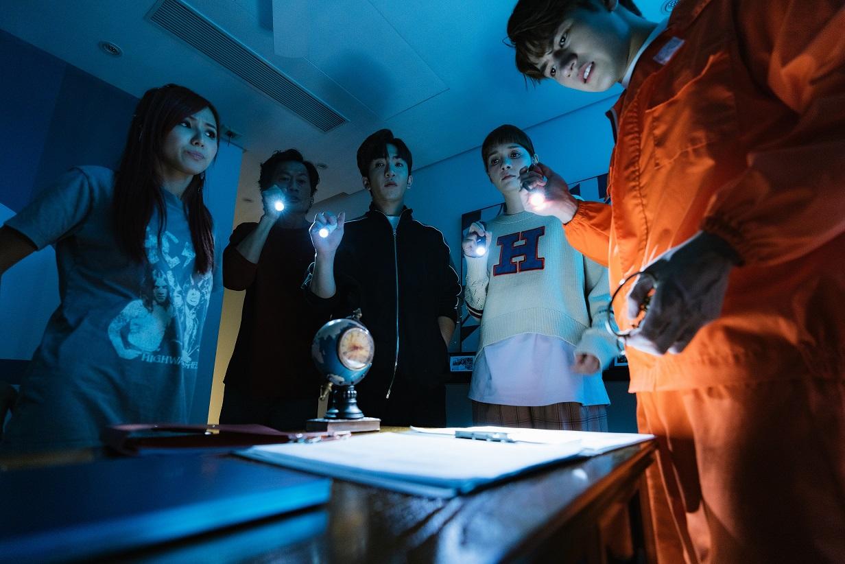 咖喱哥 (陳子豐 飾) 偷偷入住大宅,眾人以為撞鬼。(《百萬同居計劃》劇照)