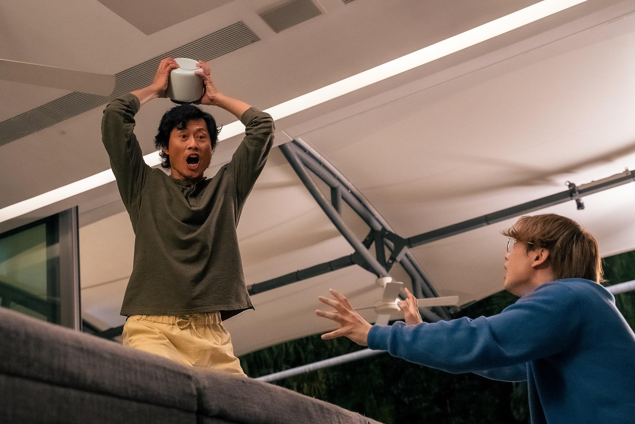 黃德斌演的蕭生掟爛蘇B(柳應廷飾)的骨灰罈,欲揭穿其身份。