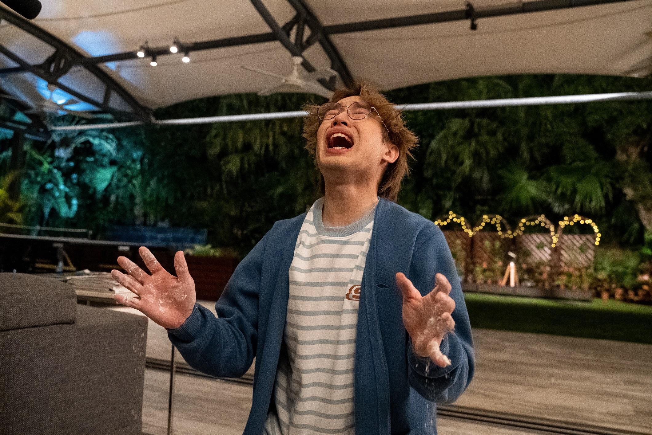 Jer演的蘇B在漫天飛灰下慘烈尖叫。