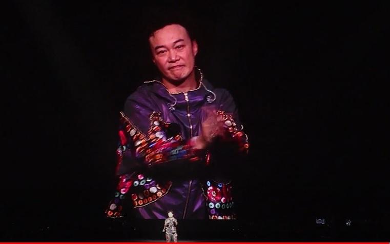 Eason被歌迷的熱情感動,極力控制情緒。