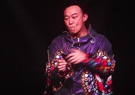 Eason被歌迷的熱情感動,咬唇忍眼淚。