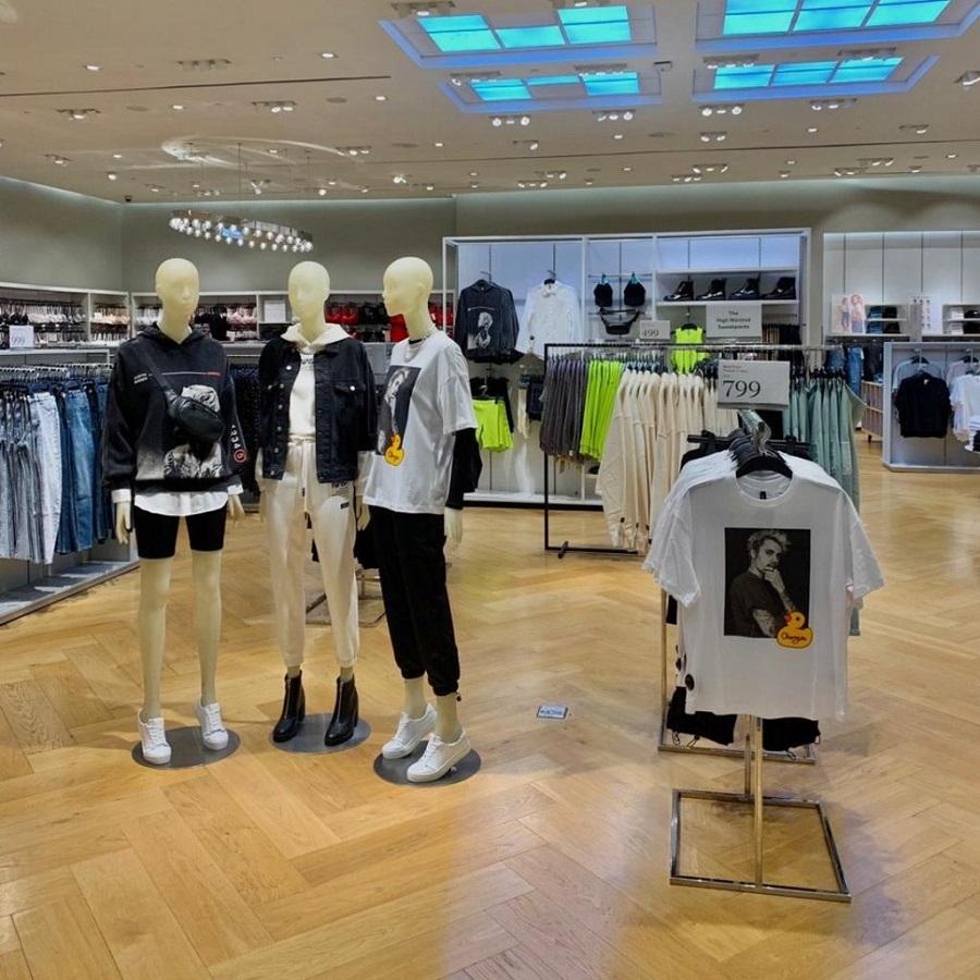 各地H&M店舖也見Justin肖像服飾,但已下架。