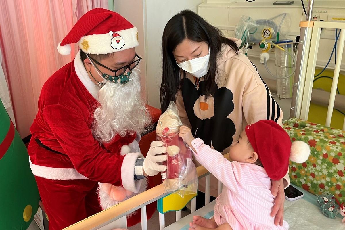 香港兒童醫院的醫生化身聖誕老人,為住院兒童送上聖誕禮物。(醫管局圖片)