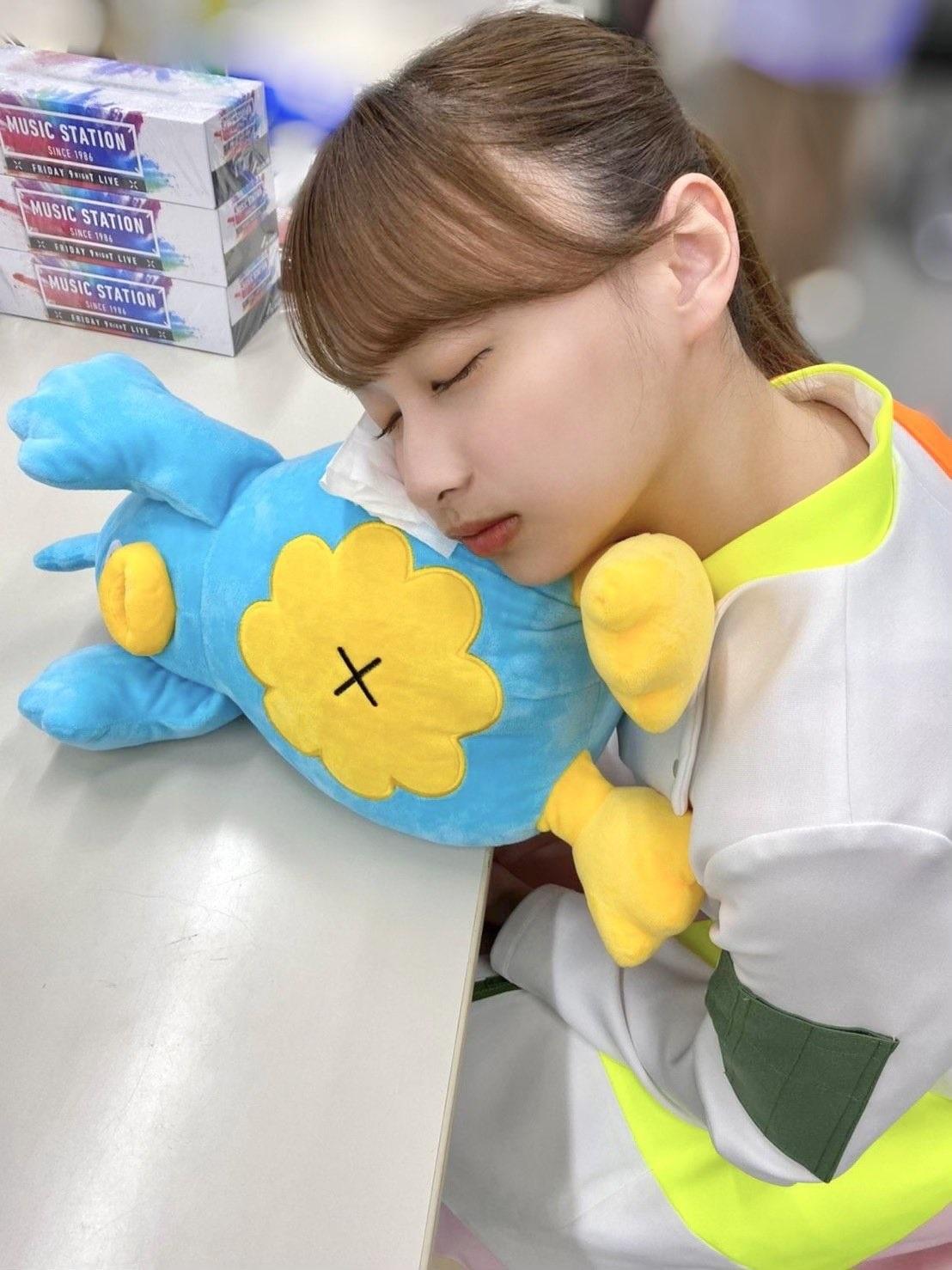 影山優佳的睡相成為熱門。(Twitter圖片)