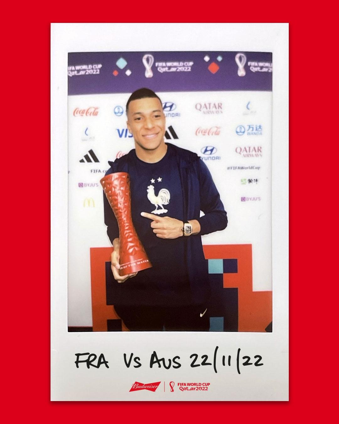 麥巴比每次領獎都故意遮蓋贊助商。(Twitter圖片)