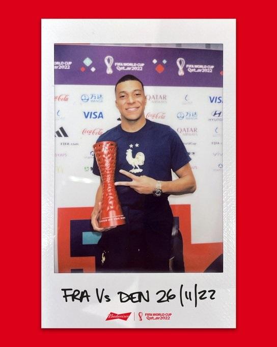 麥巴比每次領獎都故意遮蓋贊助商。(Twitter圖片)