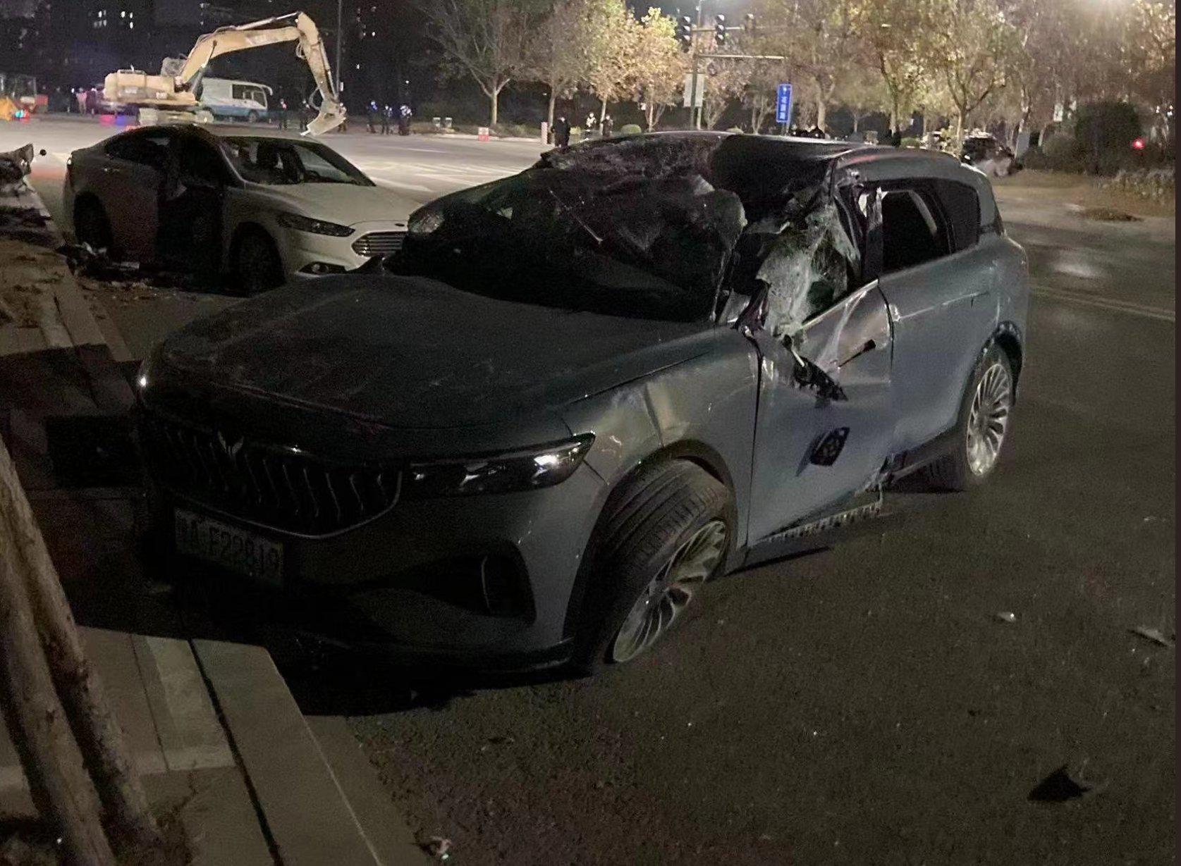 被鑽地機損毀的私家車。(互聯網)