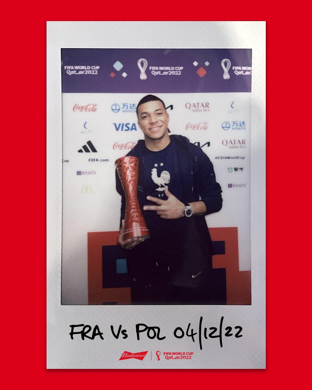 麥巴比每次領獎都故意遮蓋贊助商。(Twitter圖片)