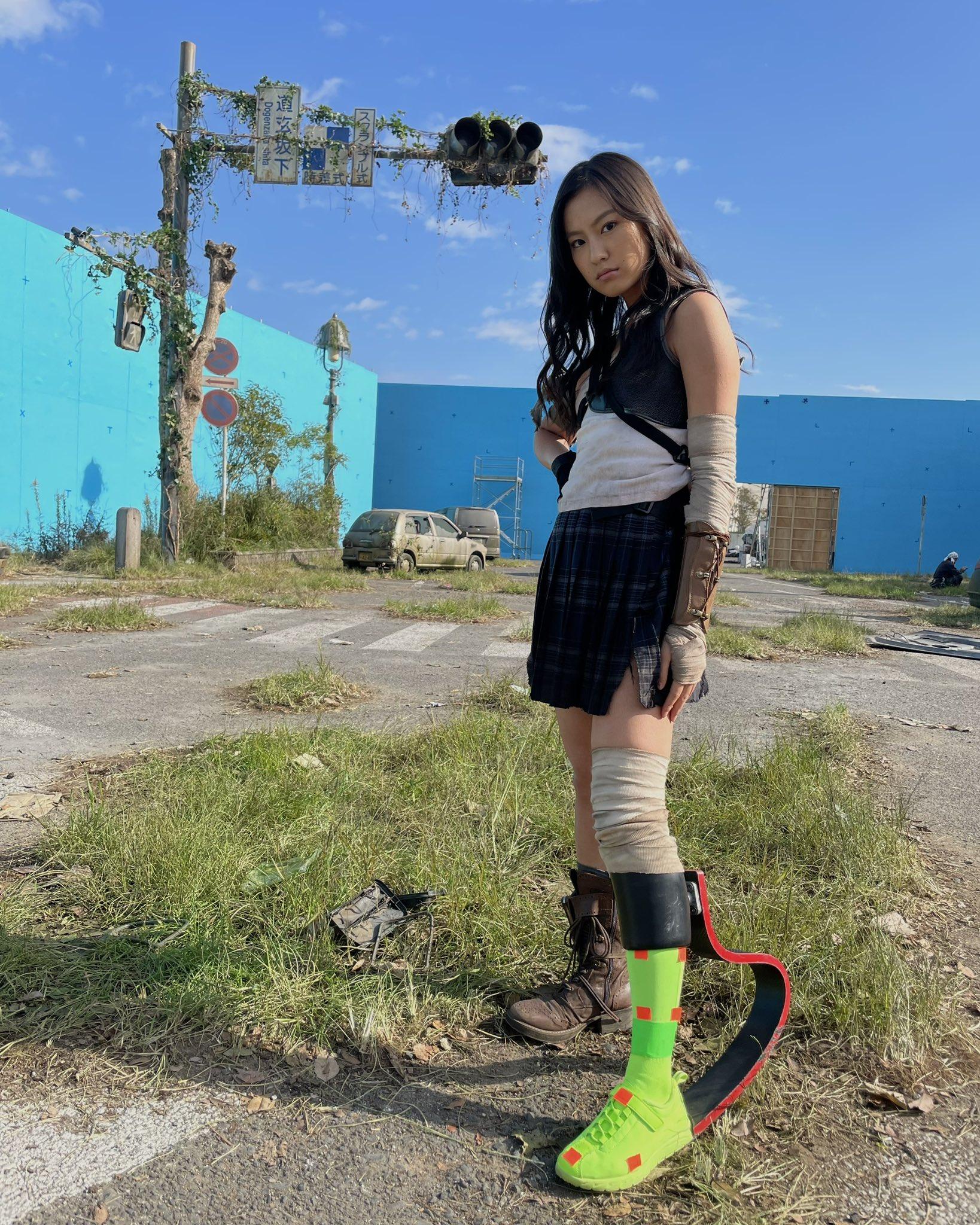 恒松祐里在《今際之國》中扮演失去左腳的女高中生。