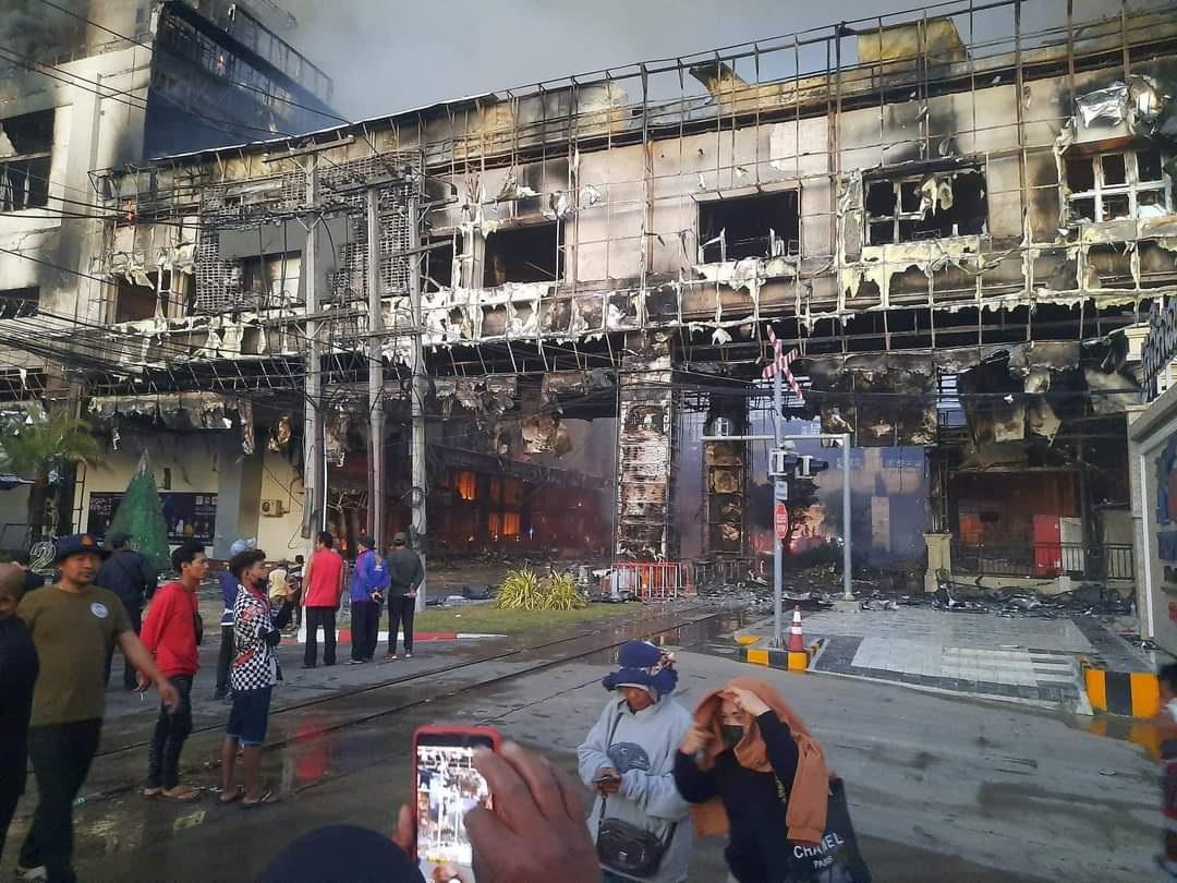 火災後賭場損毀嚴重。(Twitter圖片)