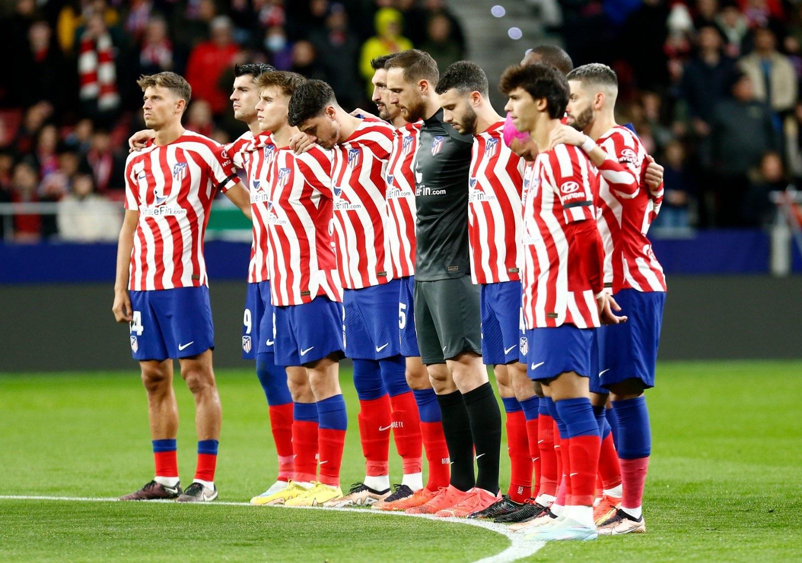 兩隊賽前為比利默哀。(Twitter圖片)