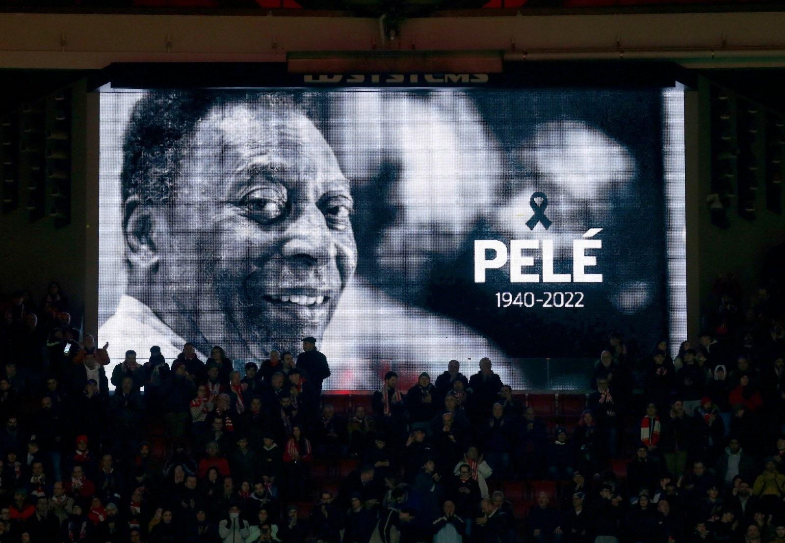 兩隊賽前為比利默哀。(Twitter圖片)