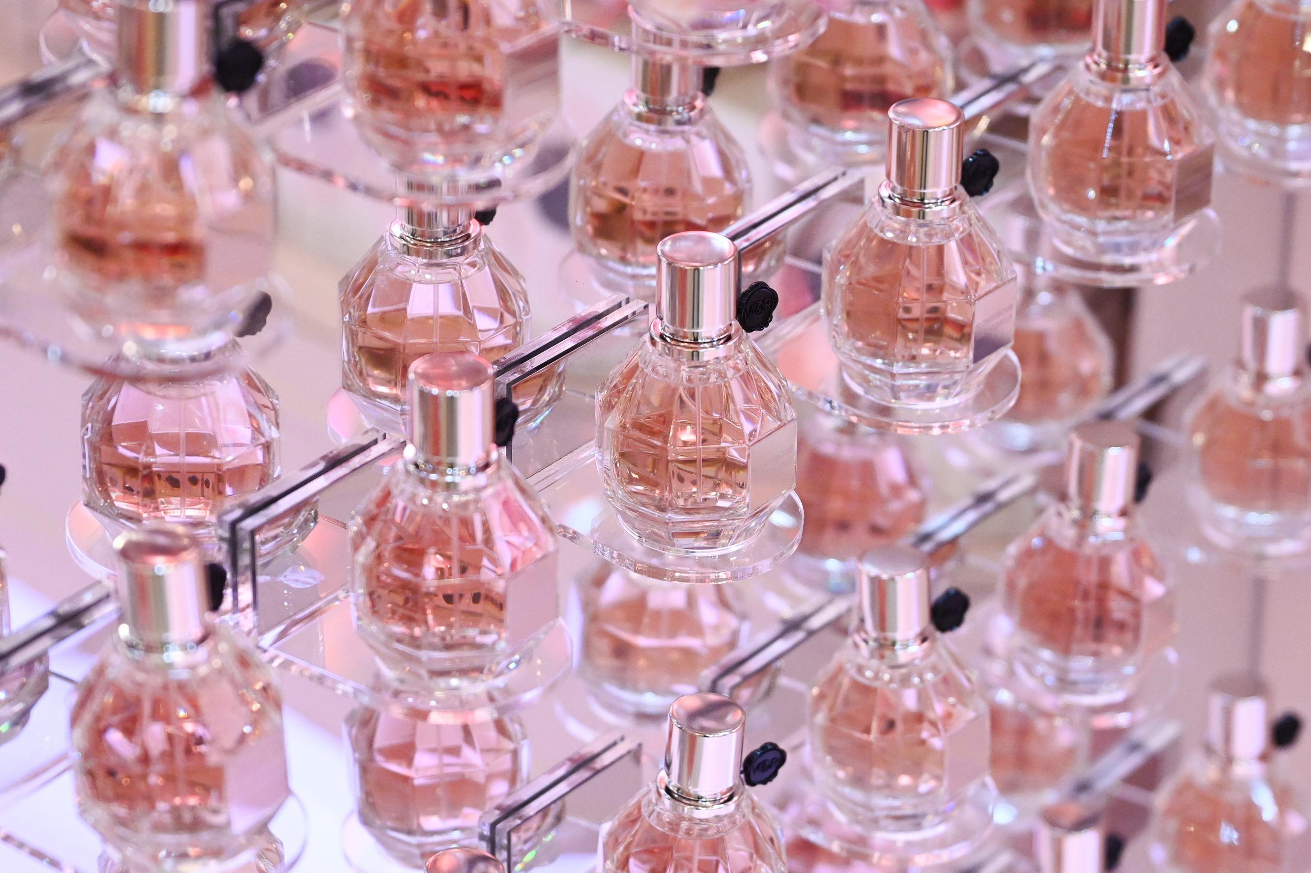 店內展出多款品牌香水。