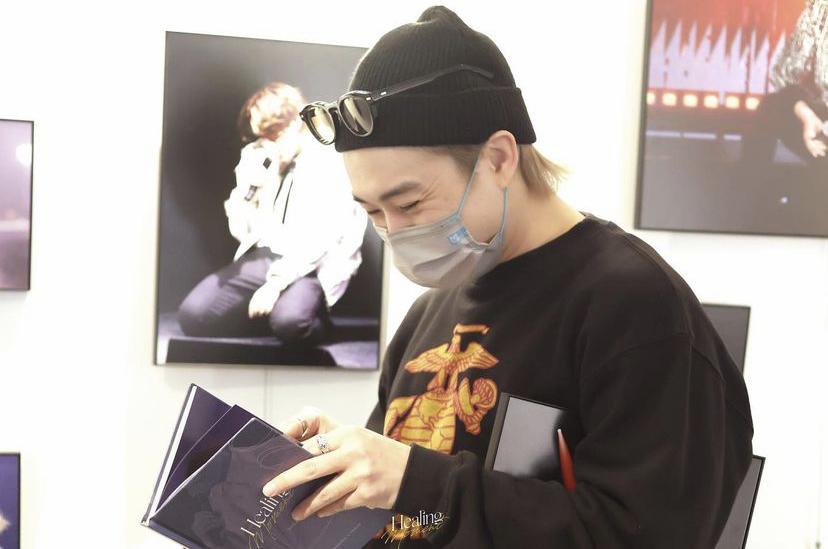 Jer翻閱個人相冊。( 由Willow@Healing Moment 提供)