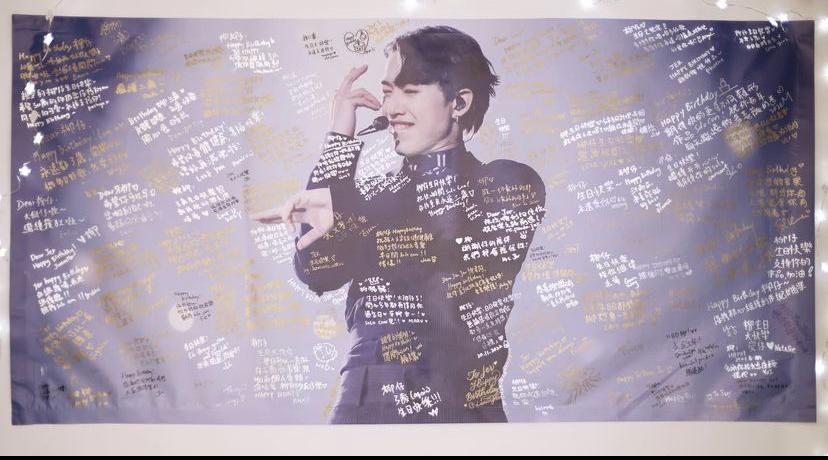 柳柳粉在Jer簽名的大相上,留下祝福語。( 由Willow@Healing Moment 提供)