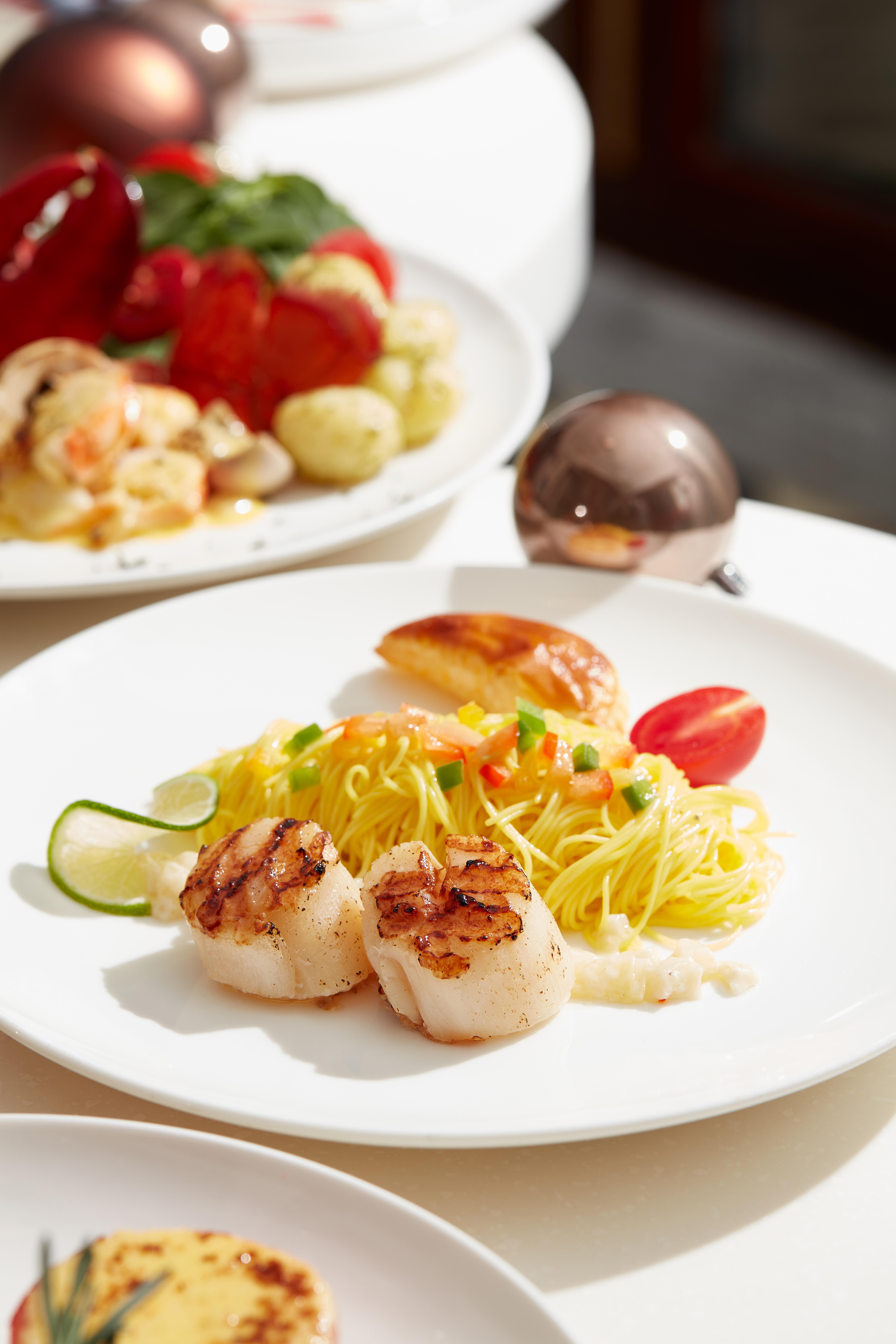 火炙北海道帶子配藏红花天使麵及燴鲜茴香