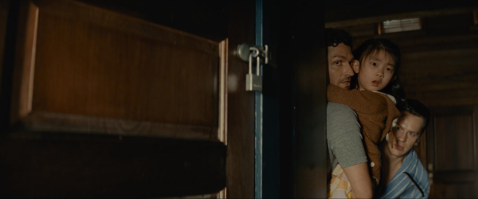 由戴夫巴蒂斯塔演的神秘男子,攜同兩女一男硬闖木屋,脅持一家三口作人質。(《敲敲門》劇照)