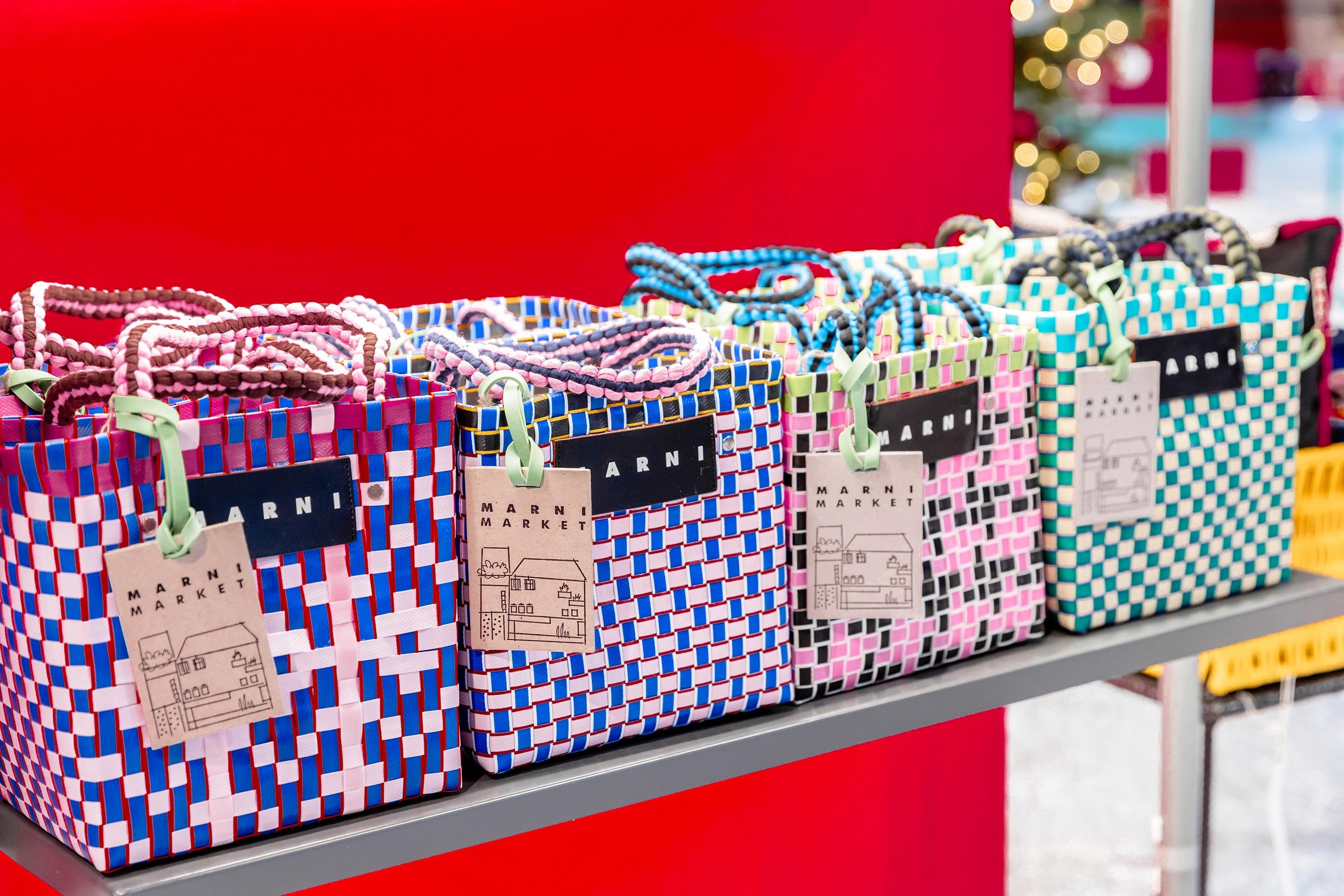 MARNI MARKET最標誌的編織籃,換上由布條製成的手挽位。$1,690