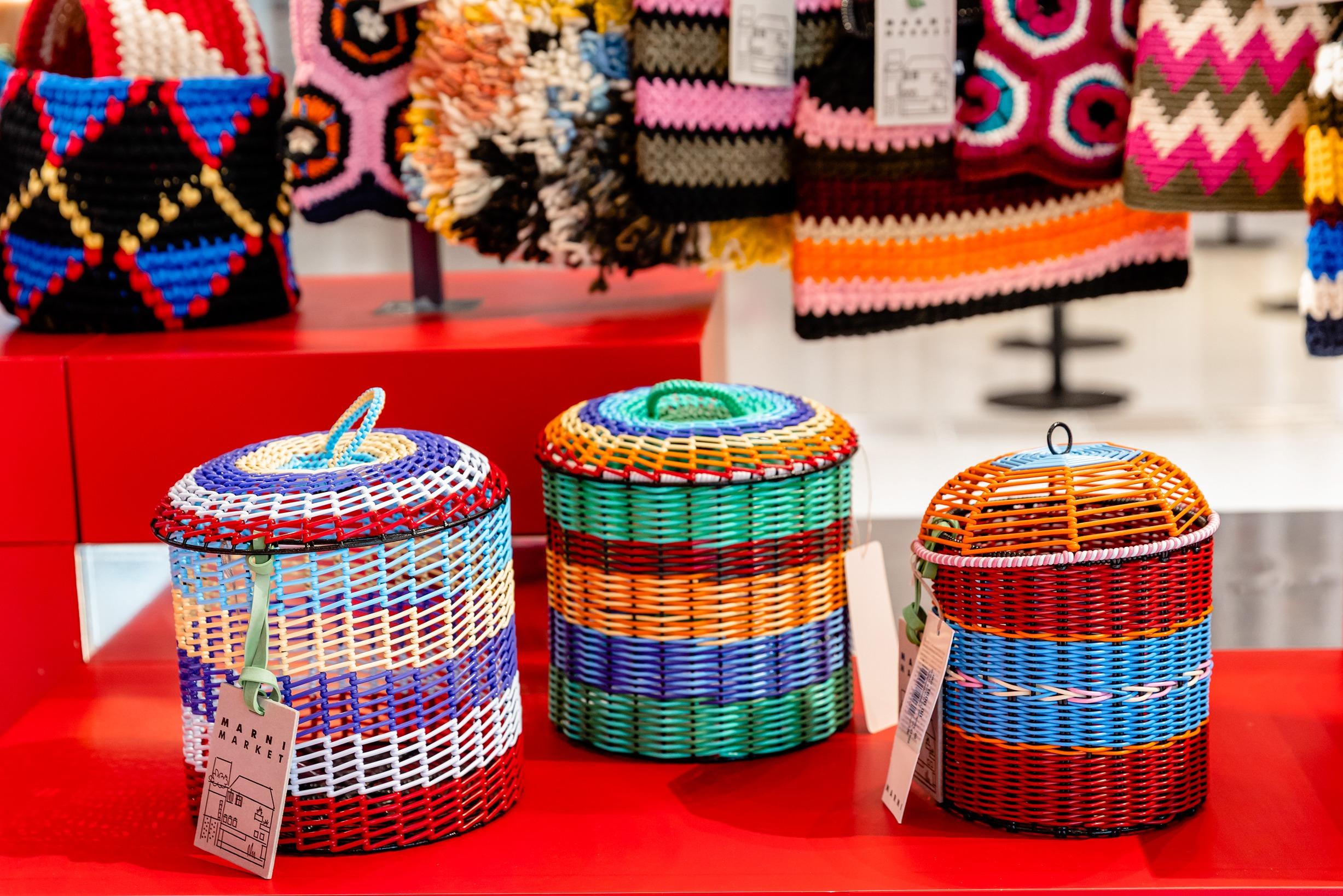 現場有一系列全由哥倫比亞工匠手工編製而成的家具及家品。