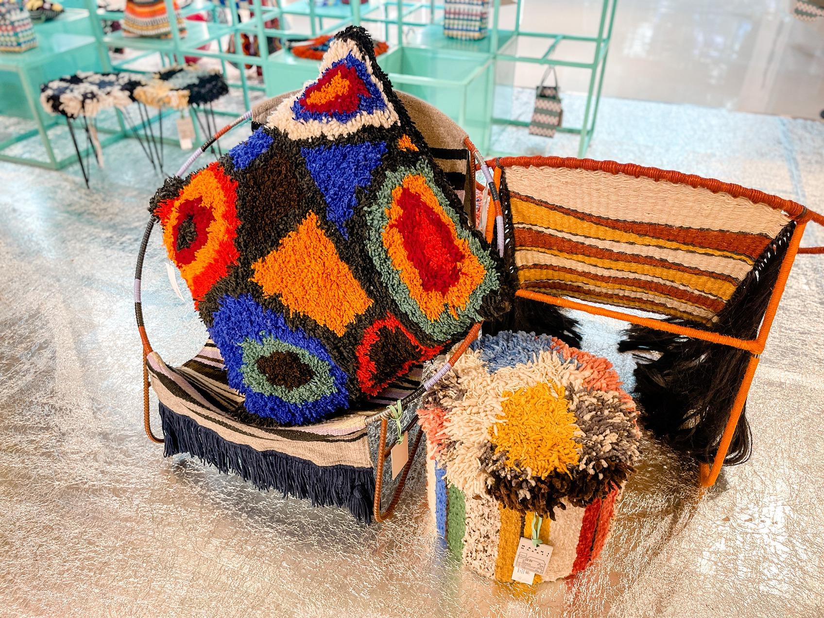 現場有一系列全由哥倫比亞工匠手工編製而成的家具及家品。