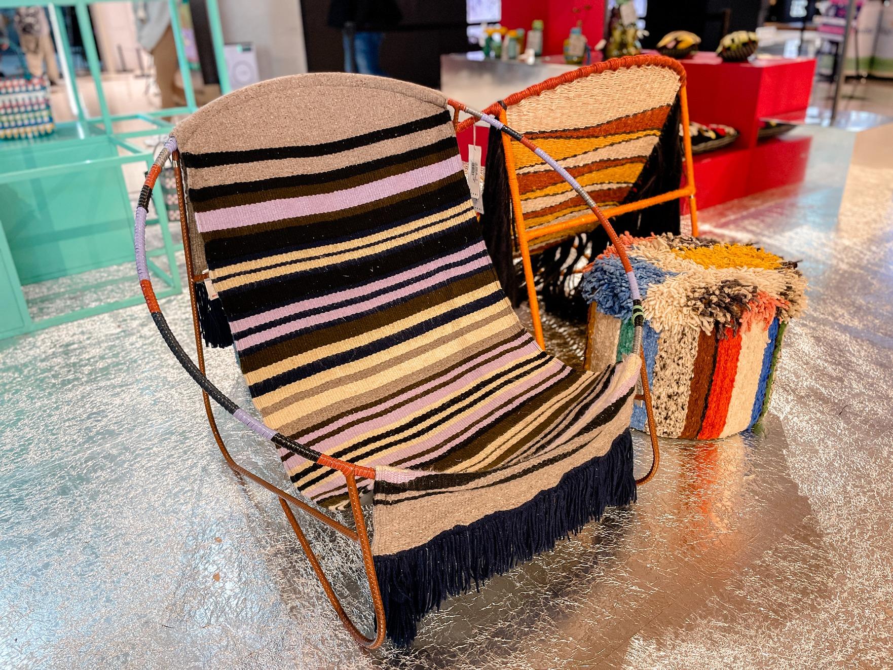 現場有一系列全由哥倫比亞工匠手工編製而成的家具及家品。