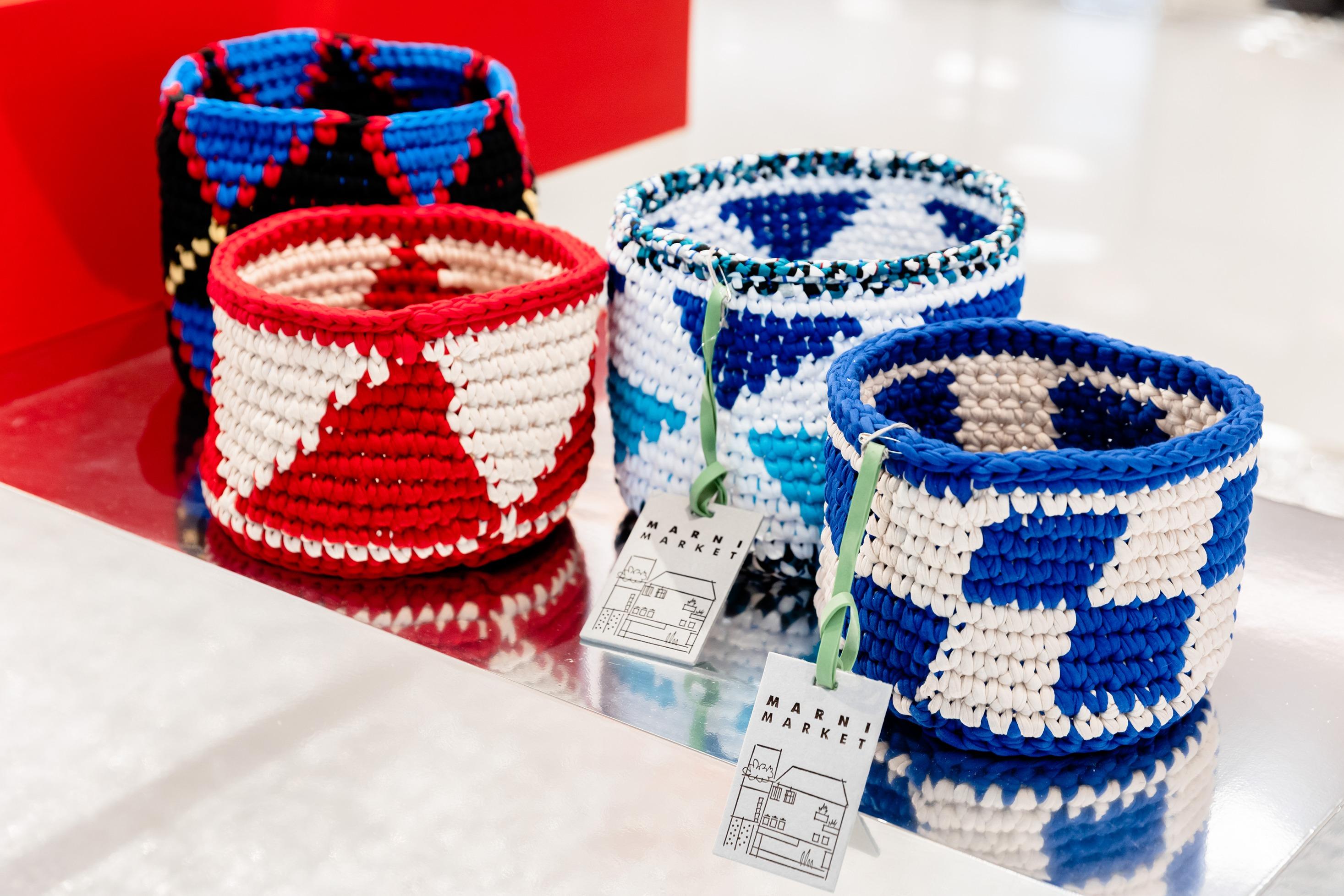 現場有一系列全由哥倫比亞工匠手工編製而成的家具及家品。