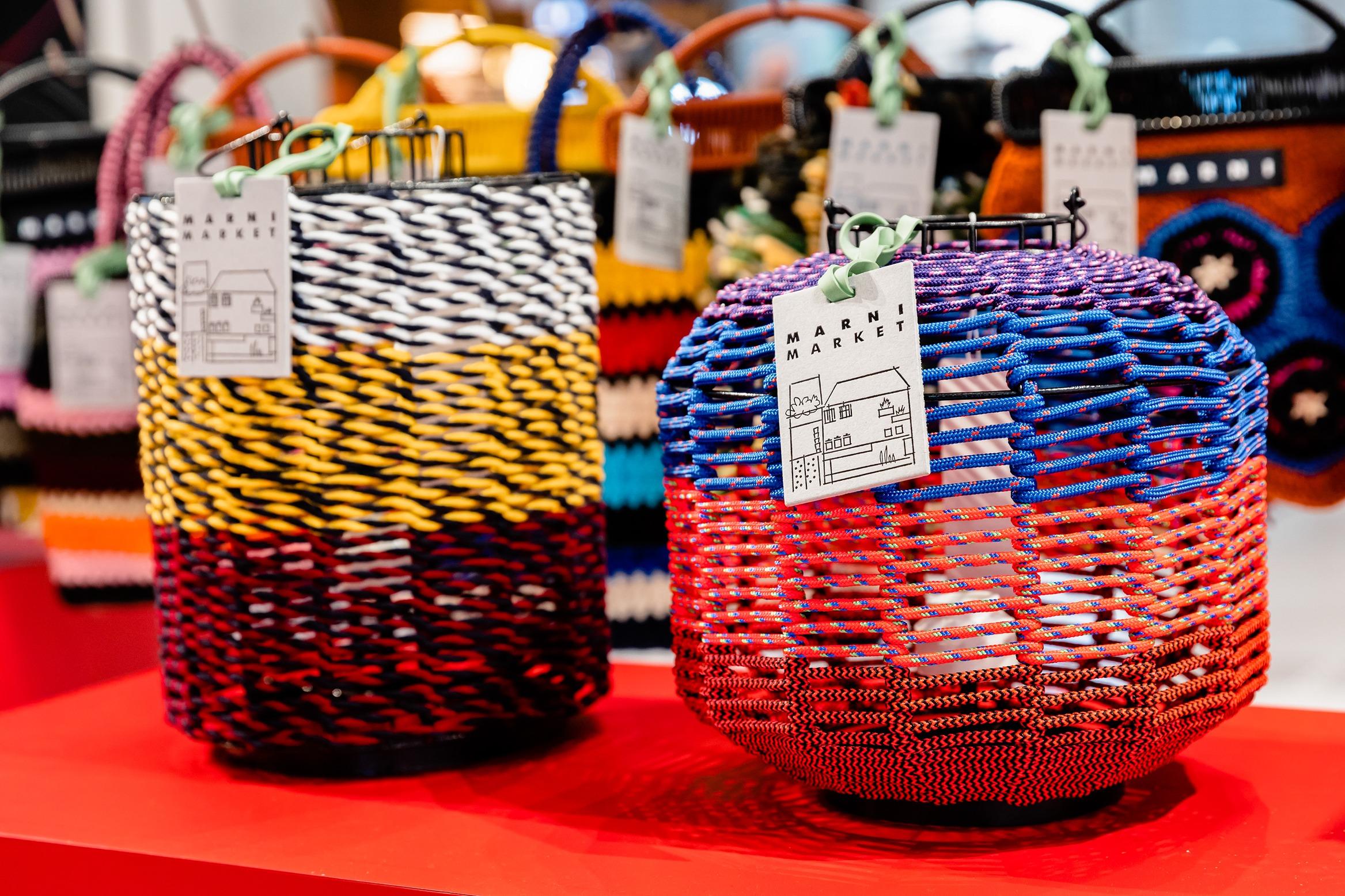 現場有一系列全由哥倫比亞工匠手工編製而成的家具及家品。