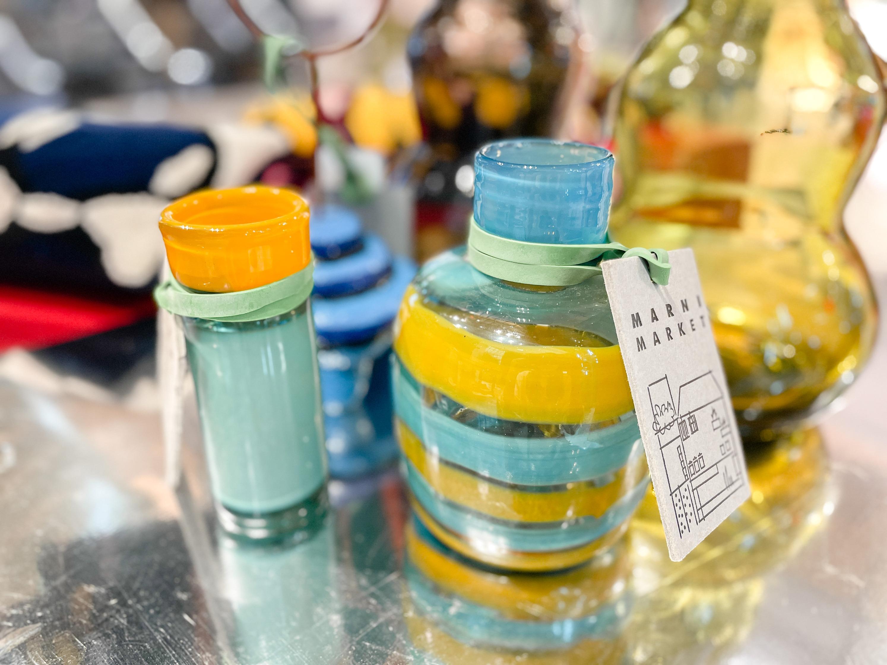 現場有一系列全由哥倫比亞工匠手工編製而成的家具及家品。