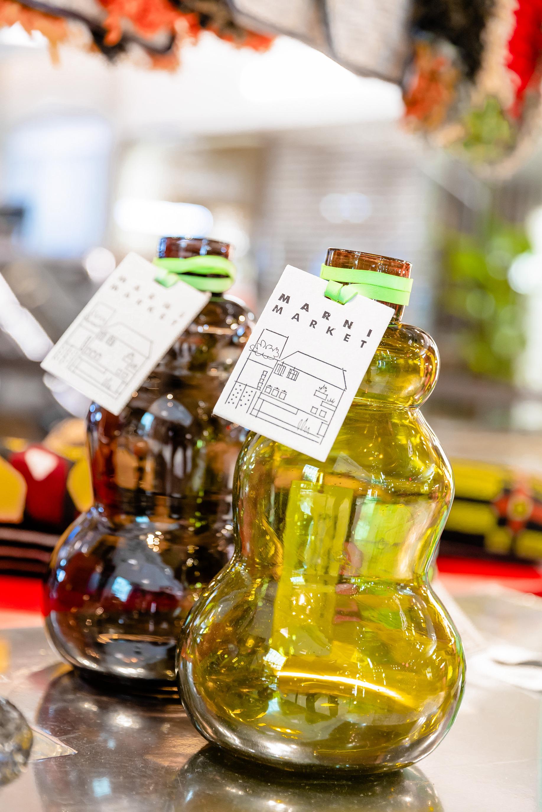 現場有一系列全由哥倫比亞工匠手工編製而成的家具及家品。