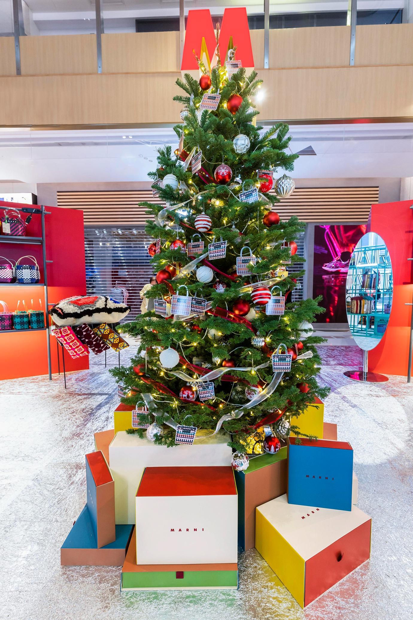 顧客更可即時在MARNI MARKET手袋心意卡上,寫下最真摯的佳節祝福。