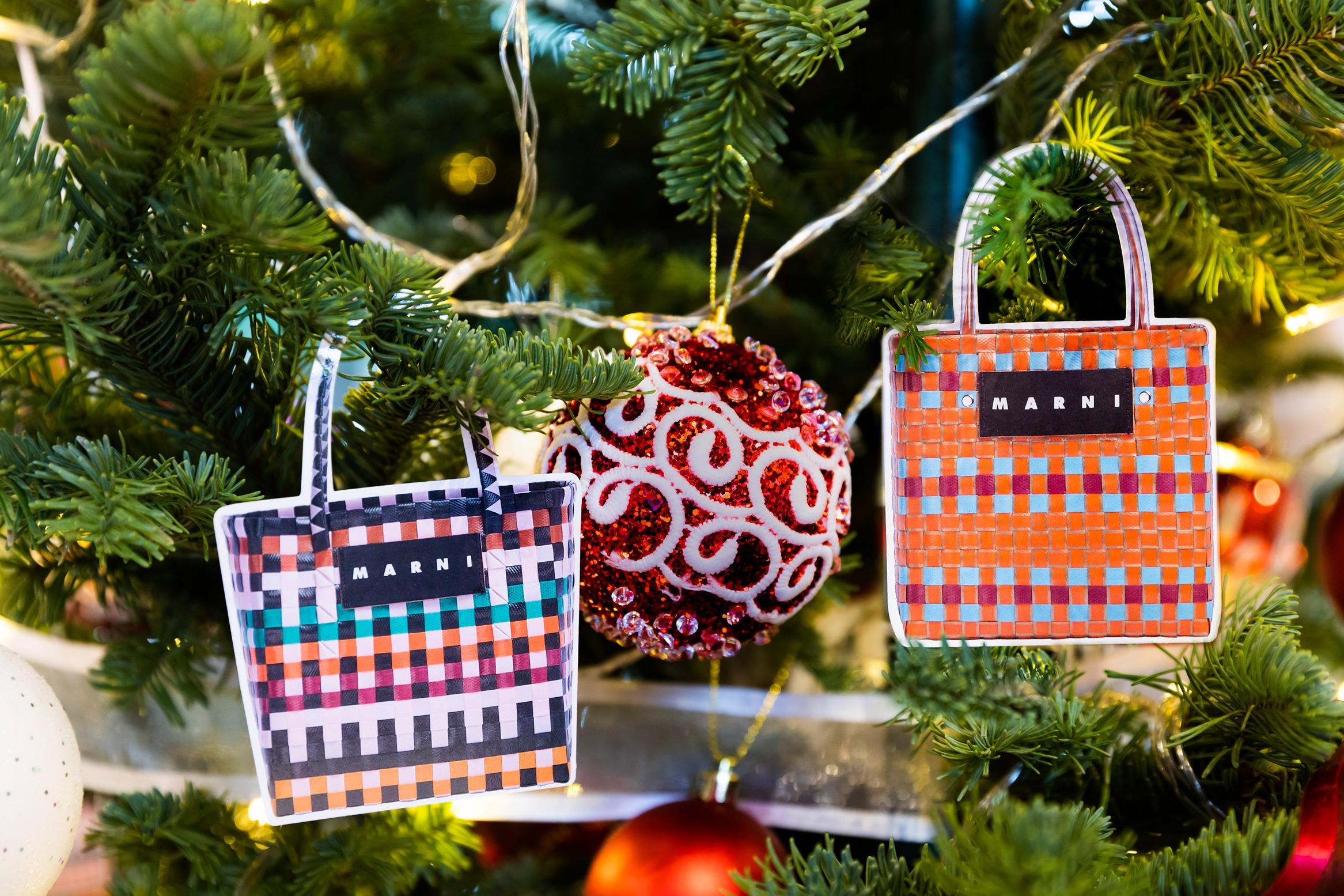 顧客更可即時在MARNI MARKET手袋心意卡上,寫下最真摯的佳節祝福。