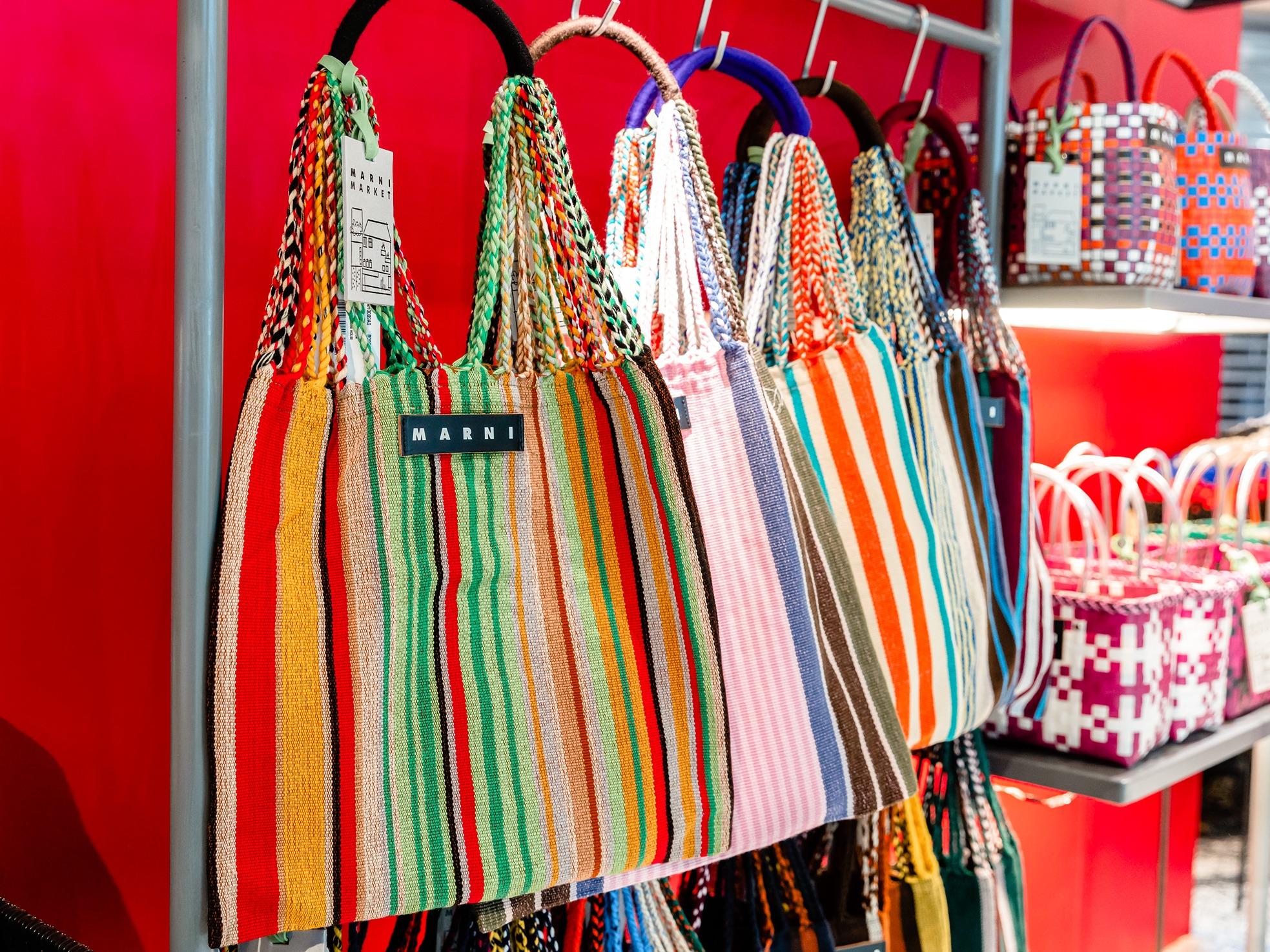 日本女生最愛的「吊床包」(Hammock)也有新色。$2,340