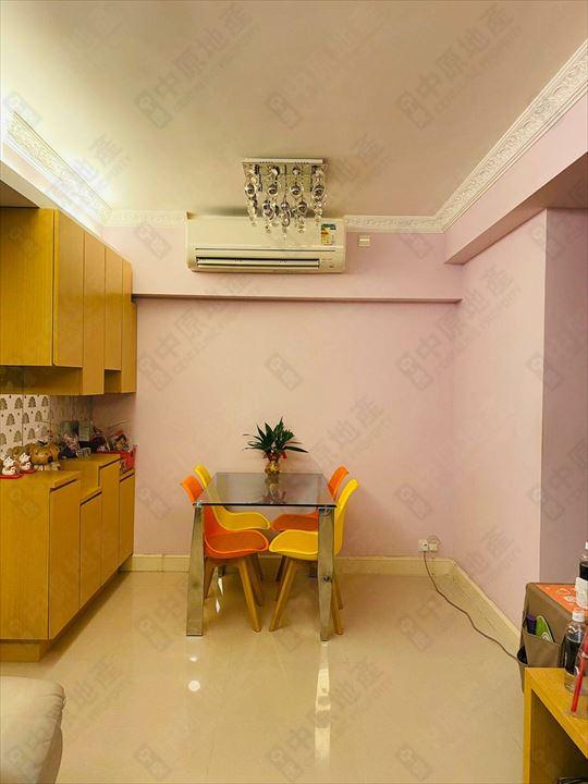 飯廳面積不細小,擺放餐枱椅和儲物櫃後,仍有不少活動空間。(代理提供)