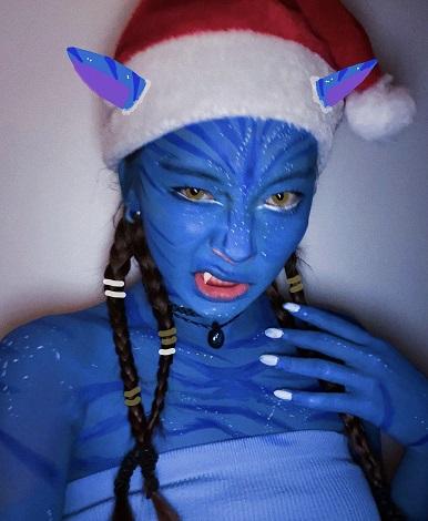 Marf非常認真,臉和上身都塗上藍色,連花紋都跟足。(IG@Marf)