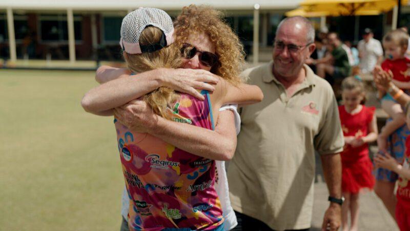 默里巴特利特於本月3日,打破女性連續跑馬拉松的健力士世界紀錄後,與母親相擁慶祝。(互聯網)