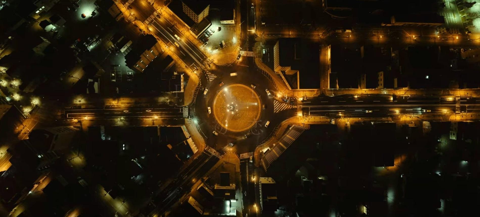 在劇中經常都會出現旋轉十字路口。